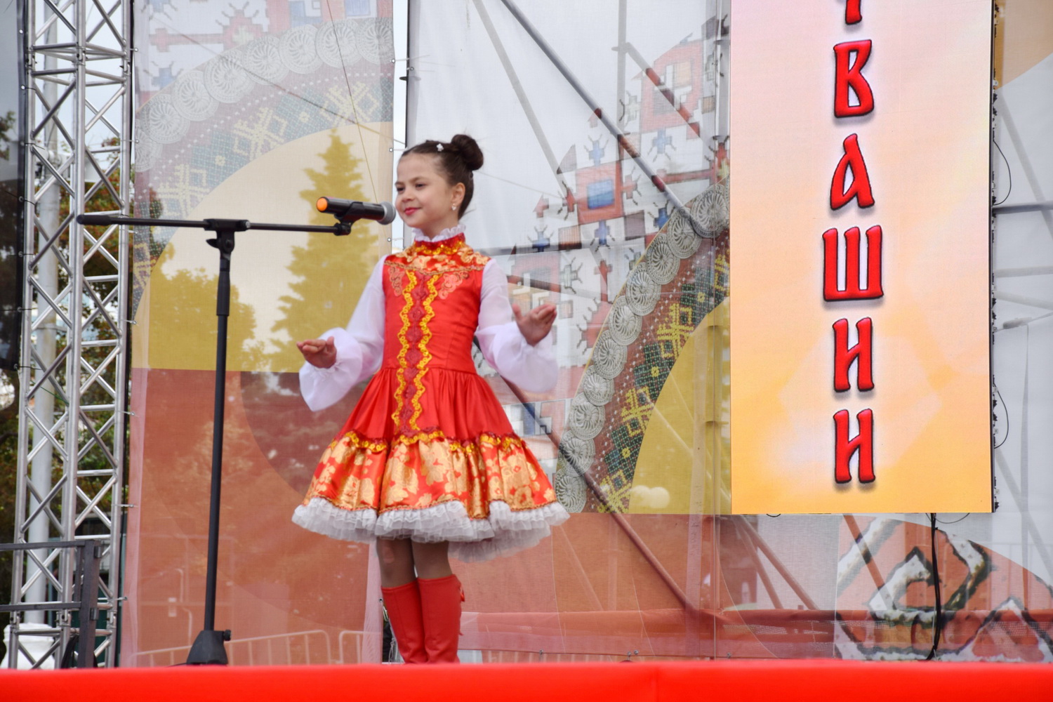 ЦЕНТР НАРОДНОГО ТВОРЧЕСТВА | В День Республики на Красной площади Чебоксар  состоялся гала-концерт победителей фестиваля – конкурса «Черчен чечексем»  (Цветы Чувашии)